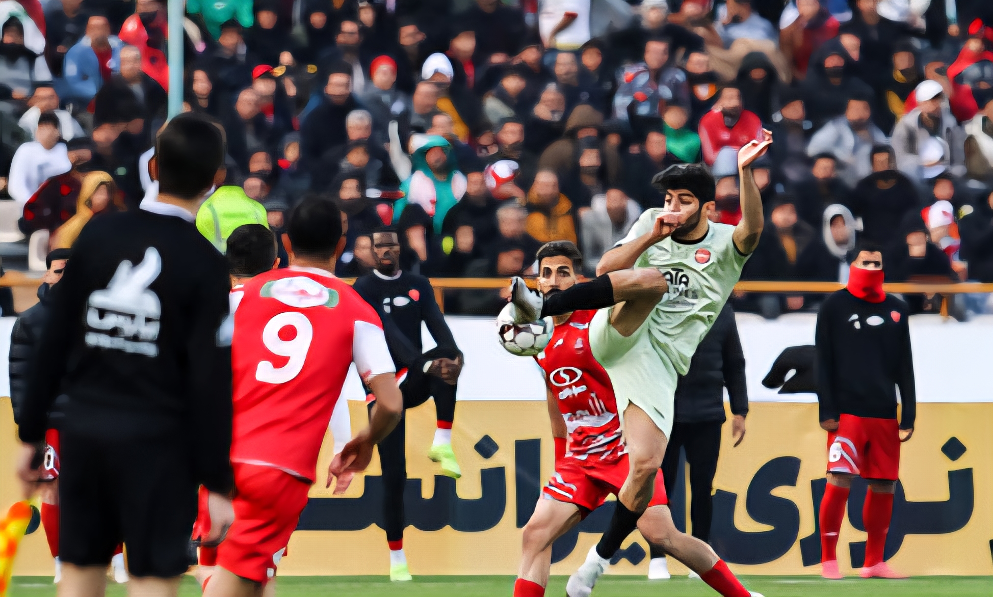 عکس از مهدی ترابی بازیکن تراکتور در بازی با پرسپولیس