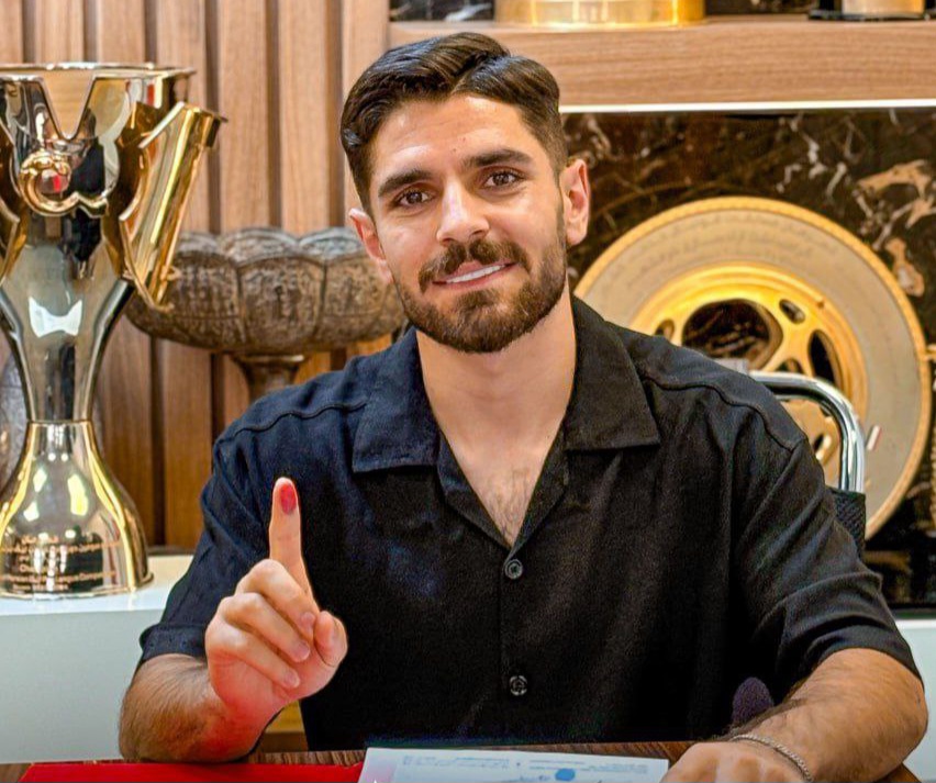 عکس از محمد عمری وینگر پرسپولیس در تمدید