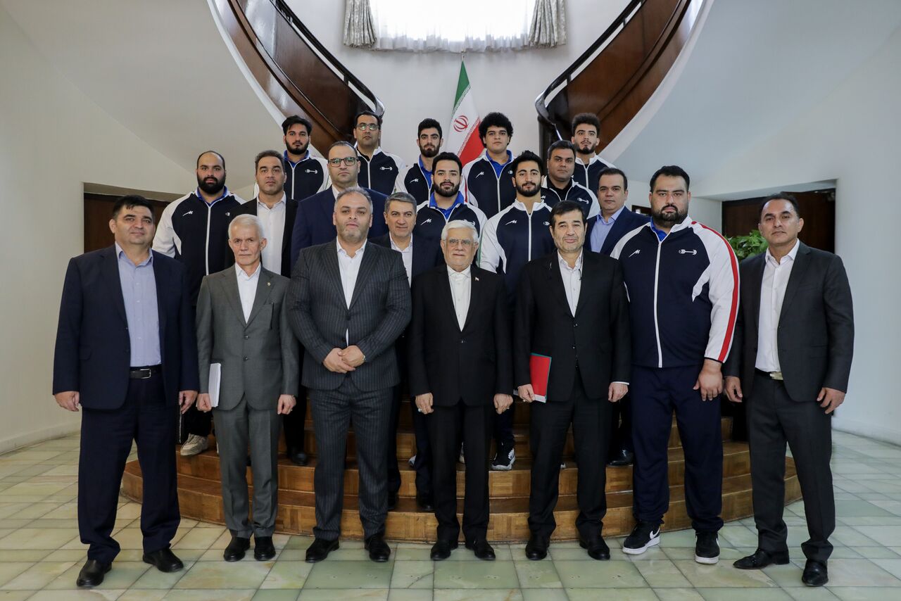عکس از دیدار محمدرضا عارف معاون اول رئیس جمهور با تیم ملی وزنه برداری