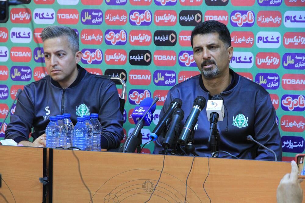 عکس از مجتبی حسینی سرمربی آلومینیوم اراک در نشست خبری پیش از بازی با استقلال