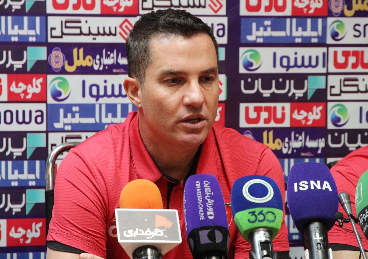 عکس از اوسمار ویرا سرمربی پرسپولیس در کنفرانس خبری با فجرسپاسی