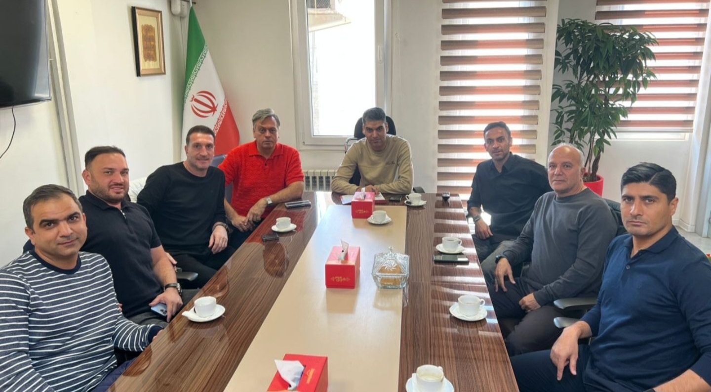 عکس از پیمان حدادی و اعضای آکادمی پرسپولیس