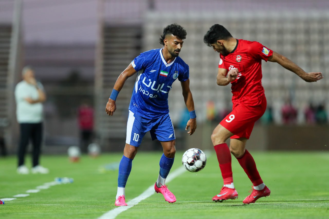 عکس از رامین رضاییان مدافع راست استقلال مقابل تراکتور