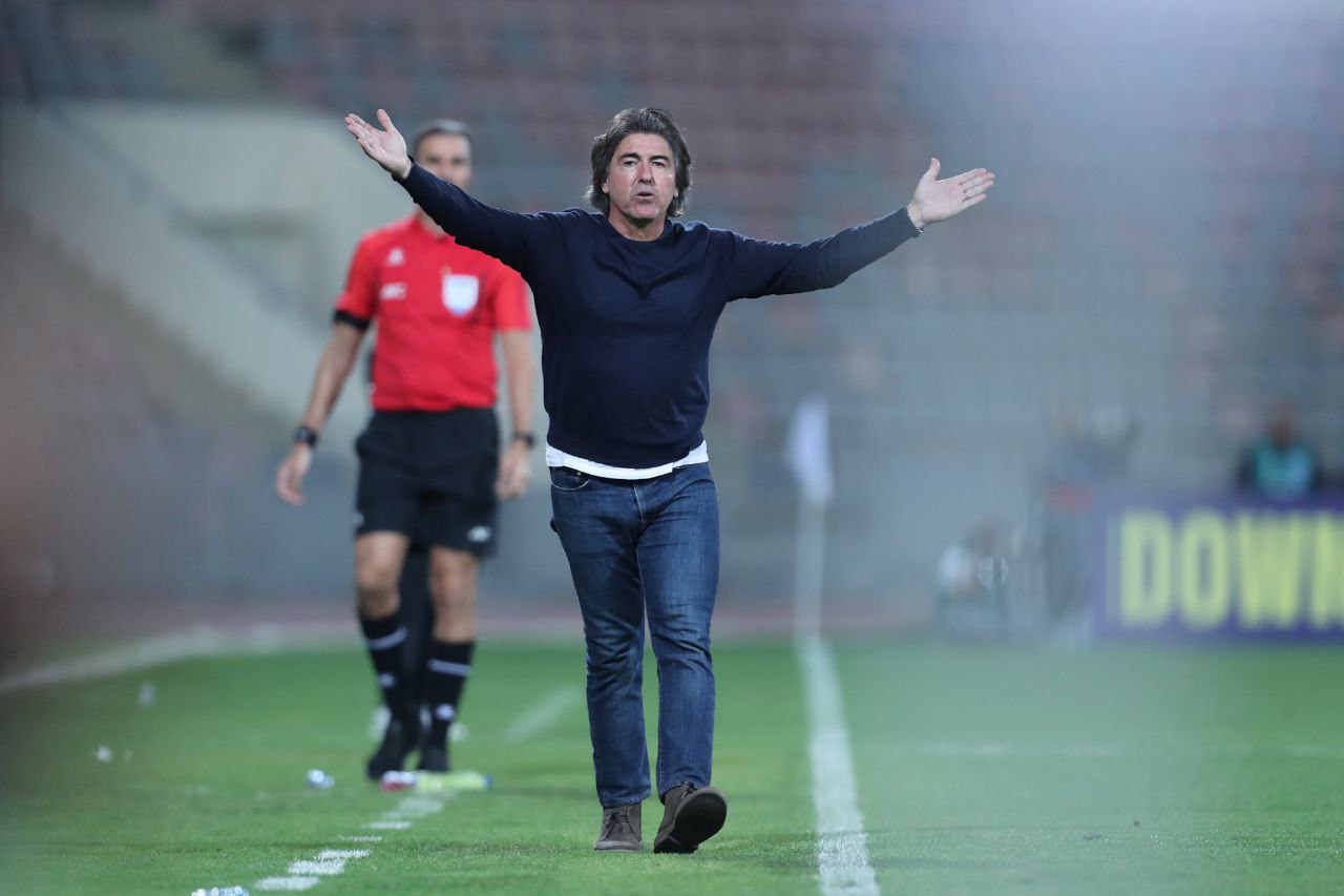 عکس از ریکاردو ساپینتو سرمربی استقلال در بازی مقابل الوحدات اردن