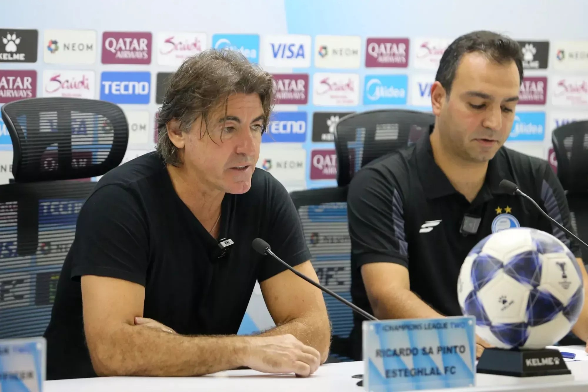 عکس از ریکاردو ساپینتو سرمربی پرتغالی استقلال در کنفرانس خبری