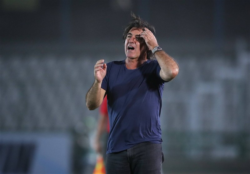 عکس از ریکاردو ساپینتو سرمربی پرتغالی استقلال در بازی مقابل المحرق