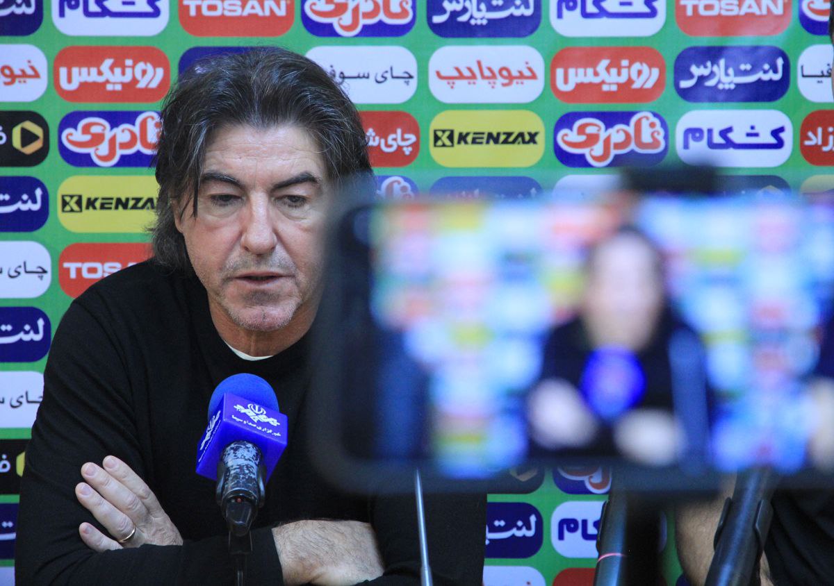 ریکاردو ساپینتو عکس از ریکاردو ساپینتو سرمربی استقلال در کنفرانس خبری