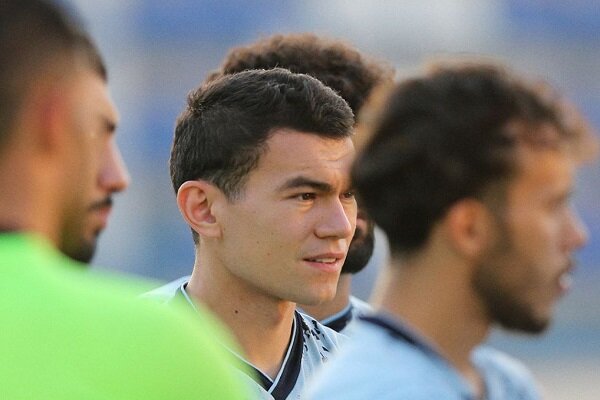 عکس از رستم آشورماتوف مدافع ازبک استقلال در تمرینات