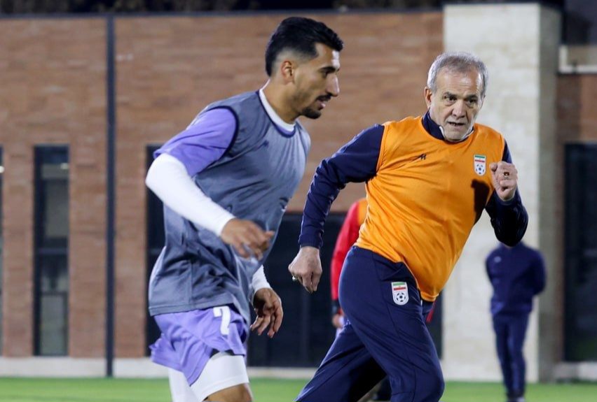 عکس از صالح حردانی و مسعود پزشکیان در تمرین تیم ملی ایران