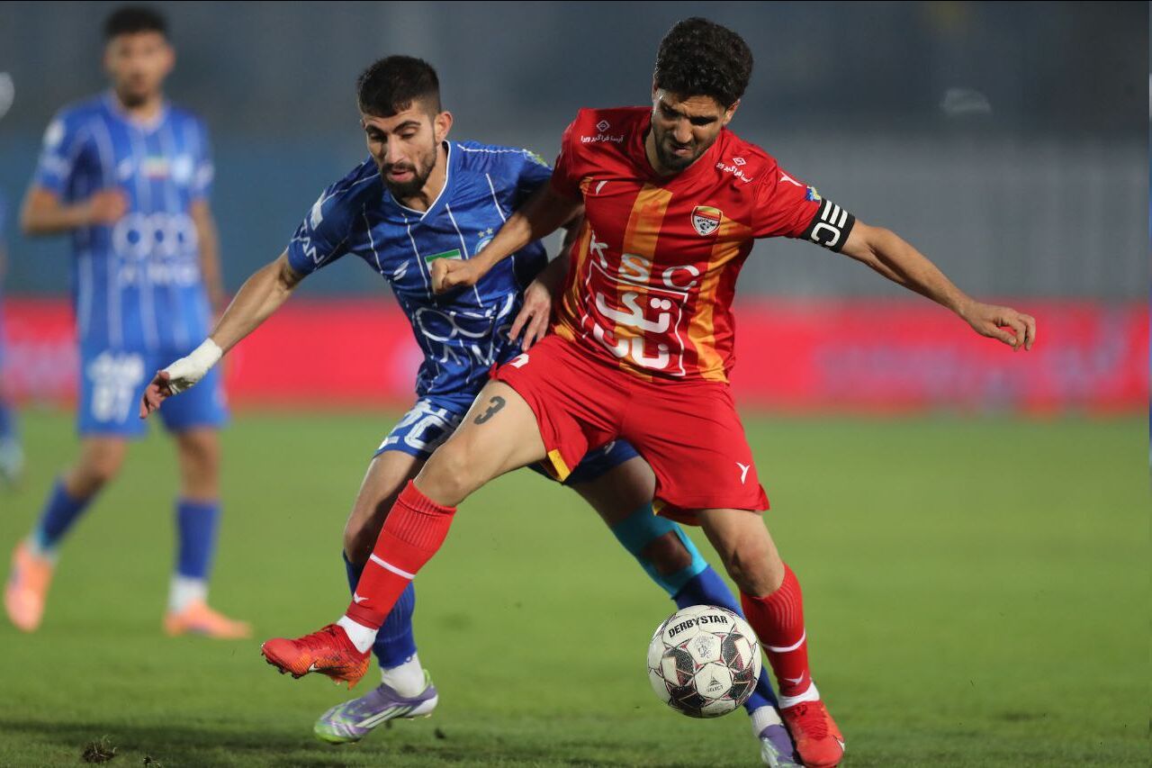عکس از ساسان انصاری مهاجم فولاد در بازی با استقلال