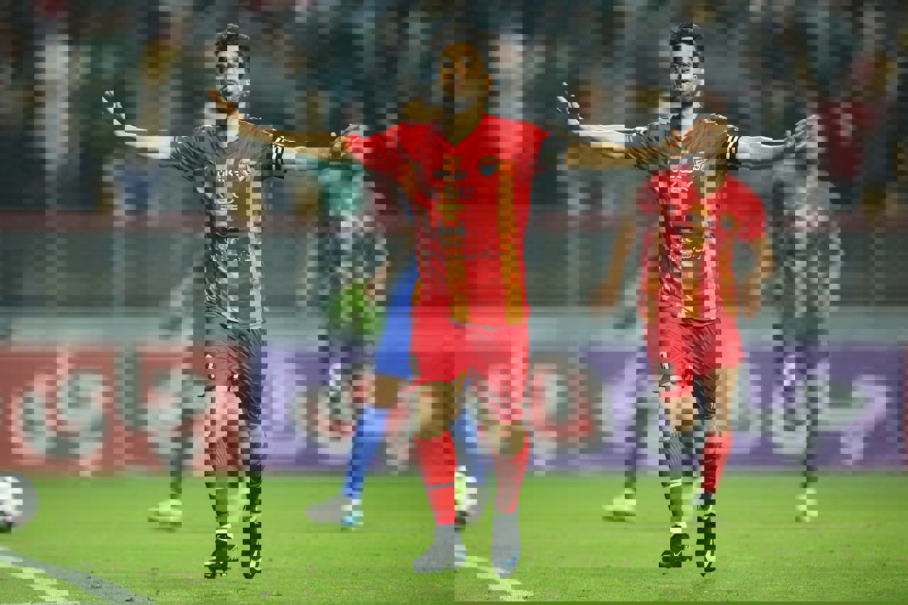 عکس از ساسان انصاری مهاجم فولاد در دربی اهوار