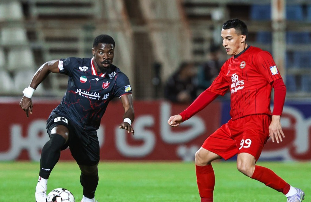 عکس از سرژ اوریه و امیرحسین حسین زاده در بازی پرسپولیس و تراکتور