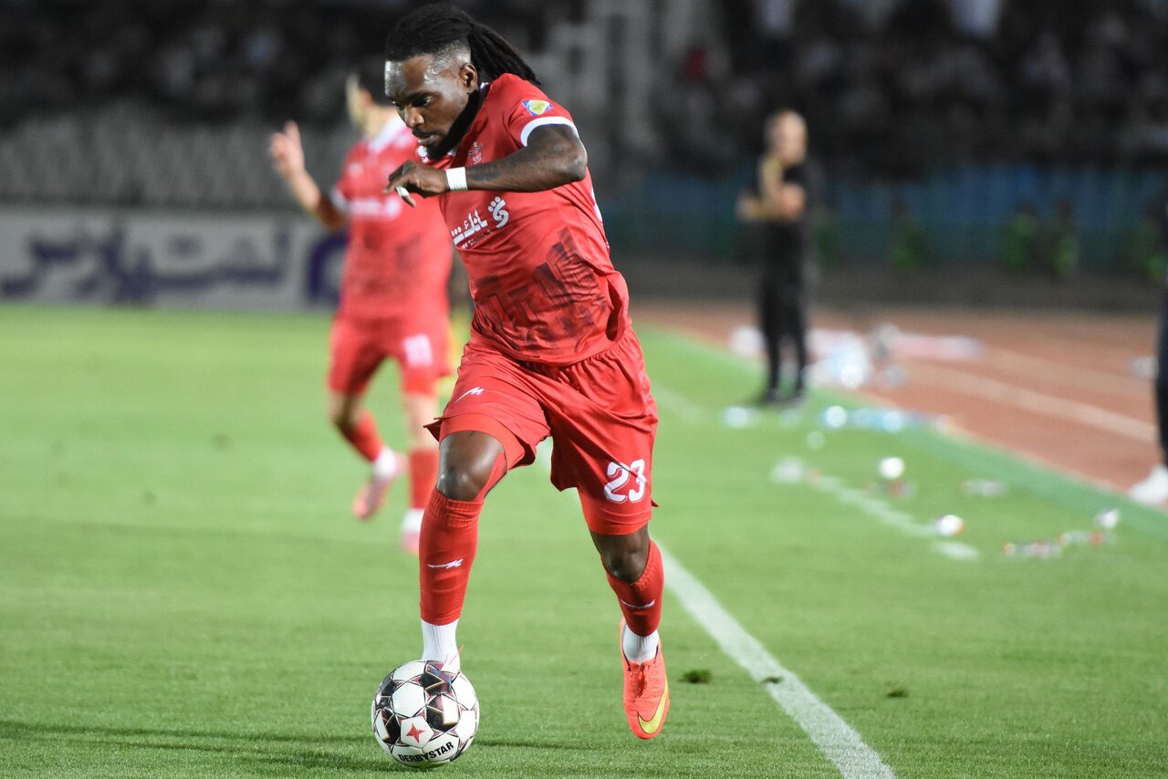 عکس از تیوی بیفوما وینگر کنگویی پرسپولیس در لیگ برتر 