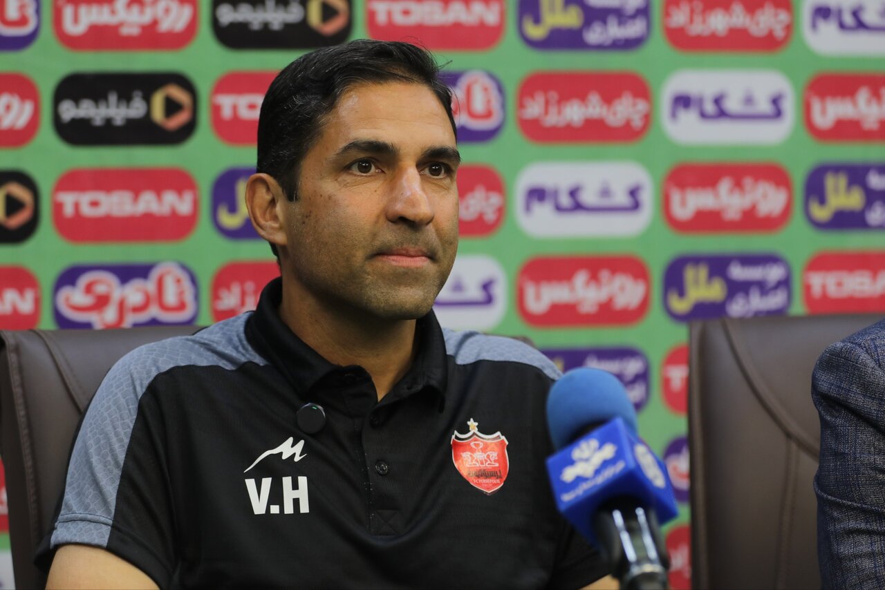 عکس از وحید هاشمیان سرمربی پرسپولیس در کنفرانس خبری