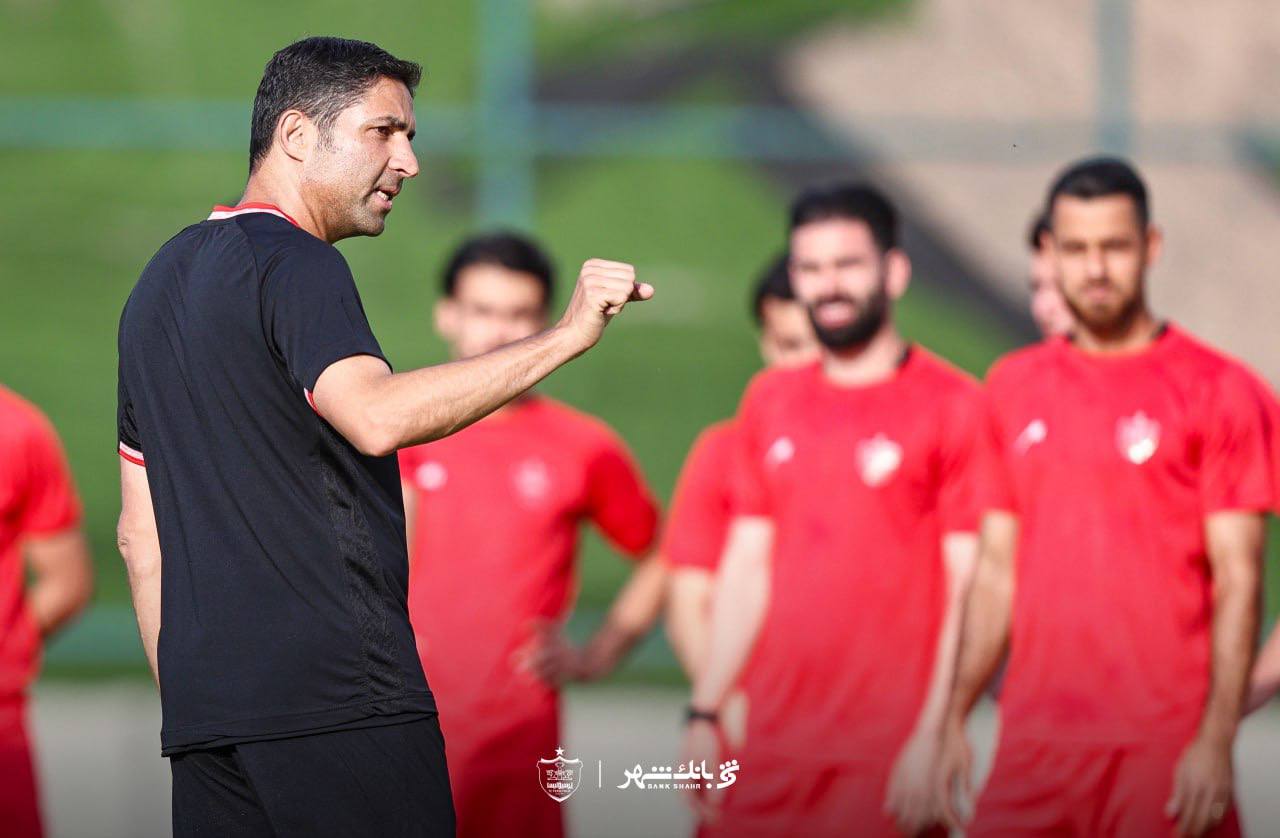 عکس از وحید هاشمیان سرمربی پرسپولیس در تمرینات