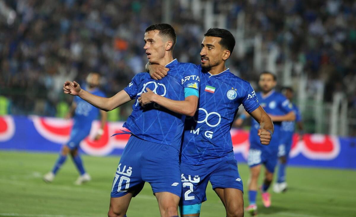 عکس از یاسر آسانی و صالح حردانی در بازی استقلال و پیکان