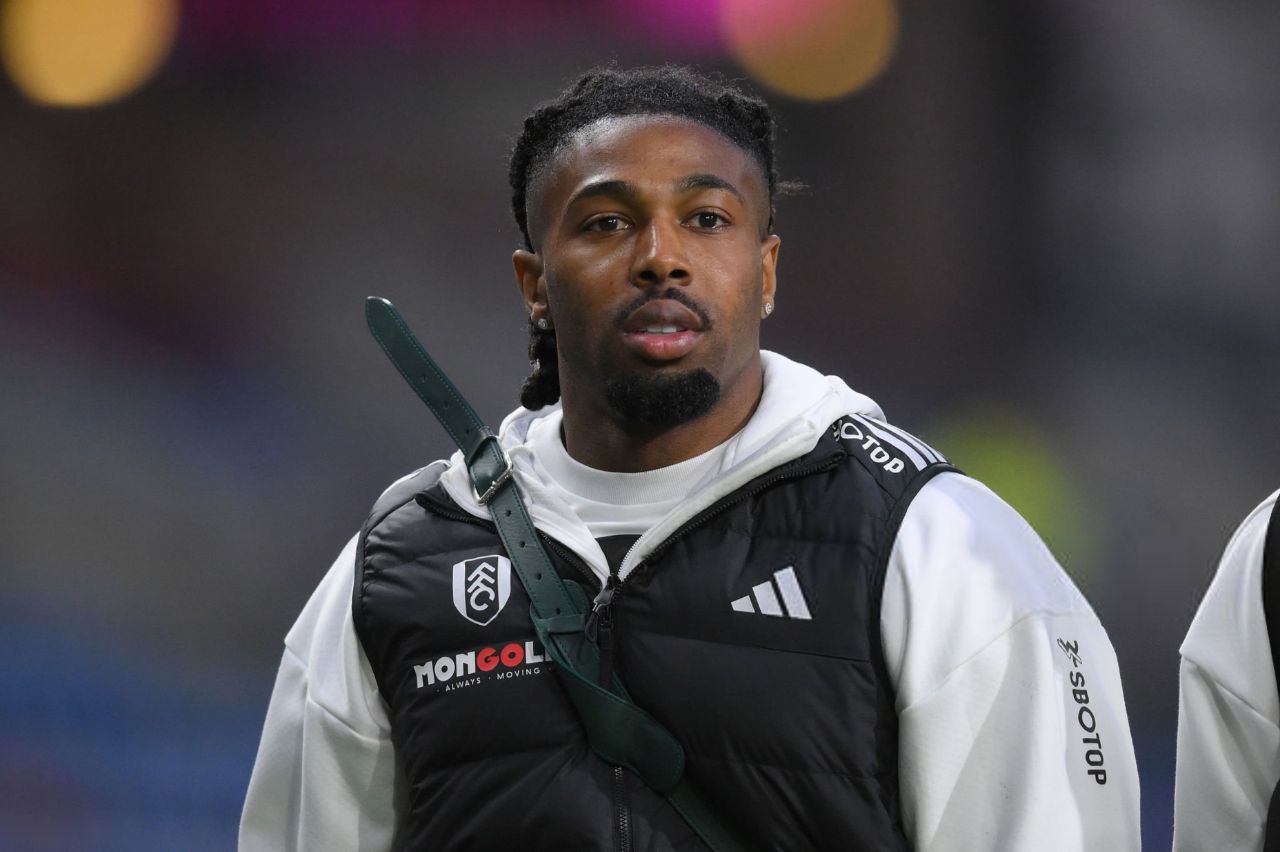 آداما ترائوره وینگر اسپانیایی در حال گرم کردن - فولام 