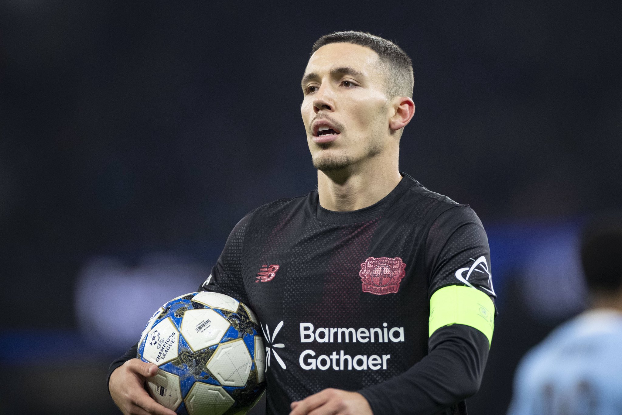 الخاندرو گریمالدو مدافع اسپانیایی در زمین - بایرلورکوزن