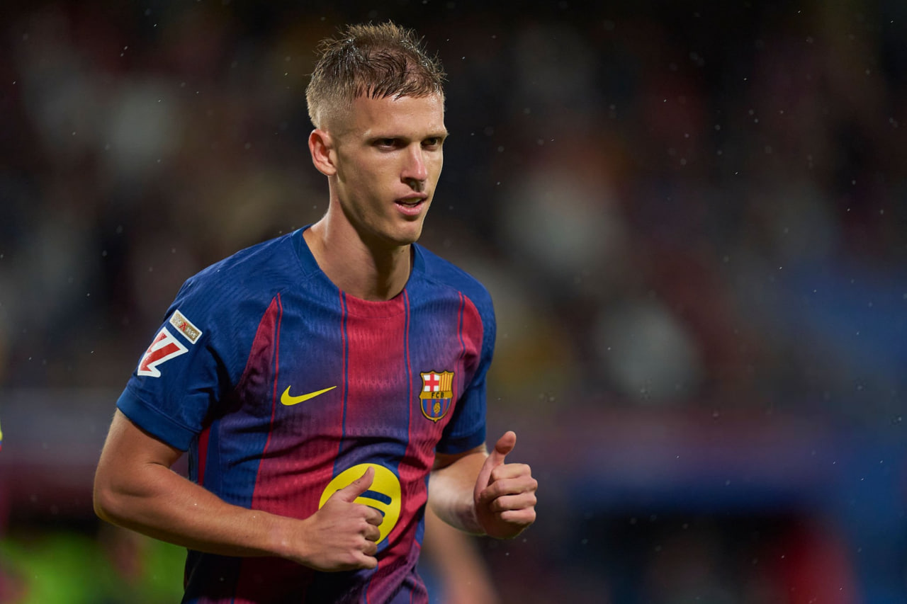 دنی اولمو هافبک اسپانیایی در زمین - بارسلونا