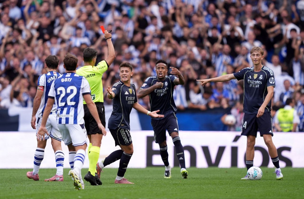 دین هاوسن مدافع اسپانیایی در زمین - رئال مادرید 