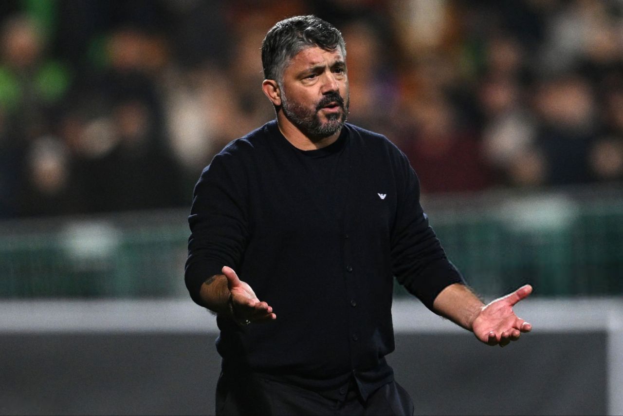 جنارو گتوزو جنارو گتوزو سرمربی ایتالیایی در کنار زمین - تیم ملی ایتالیا