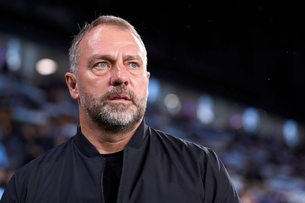 هانسی فلیک سرمربی آلمانی در کنار زمین - بارسلونا