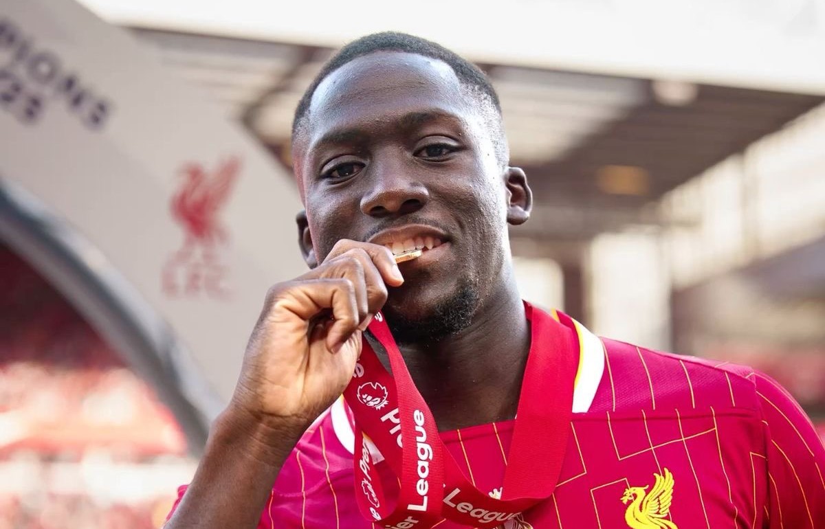 ابراهیما کوناته مدافع فرانسوی در زمین - لیورپول