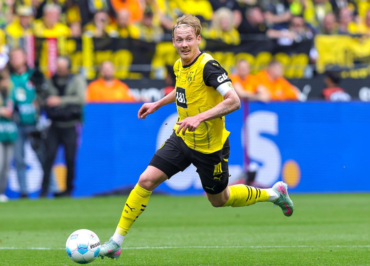 یولیان برانت هافبک آلمانی در زمین - دورتموند