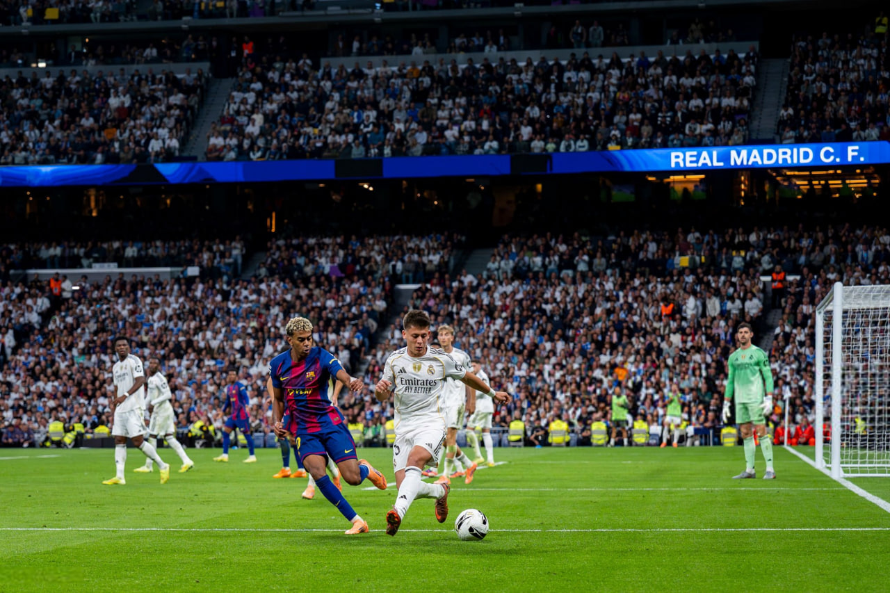 لامین یامال وینگر اسپانیایی و آردا گولر وینگر ترکیه‌ای در حال جنگ بر سر تصاحب توپ - رئال مادرید - بارسلونا