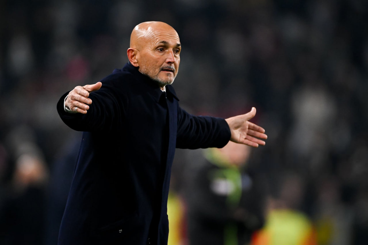 لوچانو اسپالتی سرمربی ایتالیایی در کنار زمین - یوونتوس