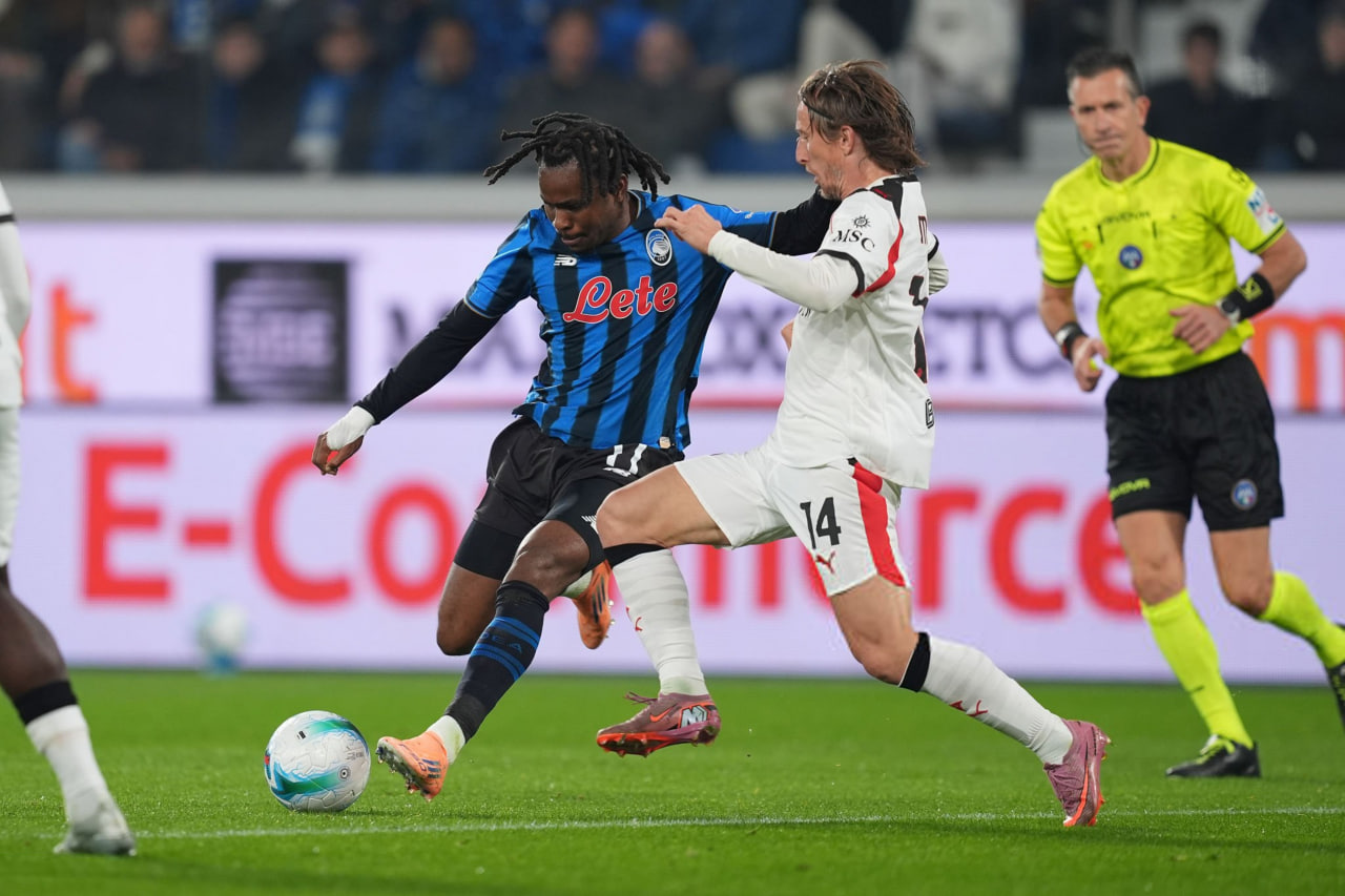 آدمولا لوکمن مهاجم نیجریه‌ای و لوکا مودریچ هافبک کروات در زمین - میلان