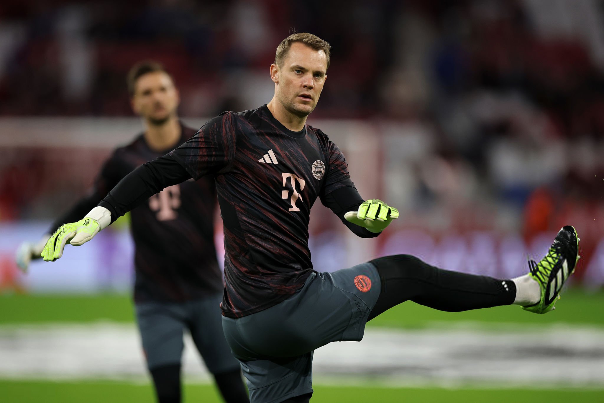 مانوئل نویر دروازه‌بان آلمانی در زمین - بایرن مونیخ 