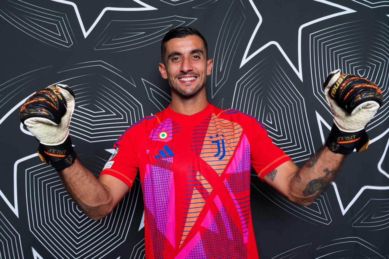 ماتیا پرین دروازه‌بان ایتالیایی درحال ثبت فوتوشات - یوونتوس