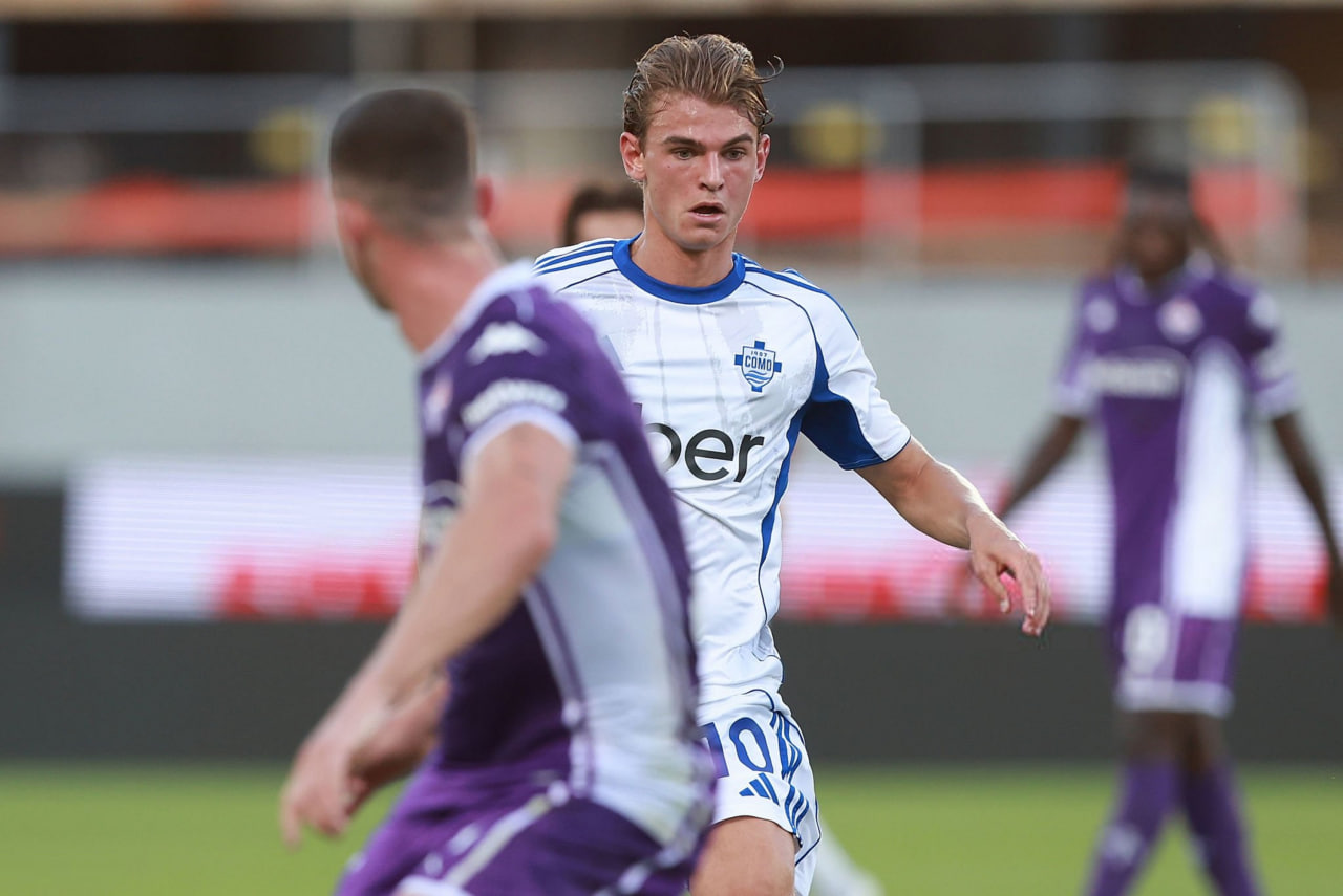 نیکو پاز هافبک آرژانتینی در زمین - کومو