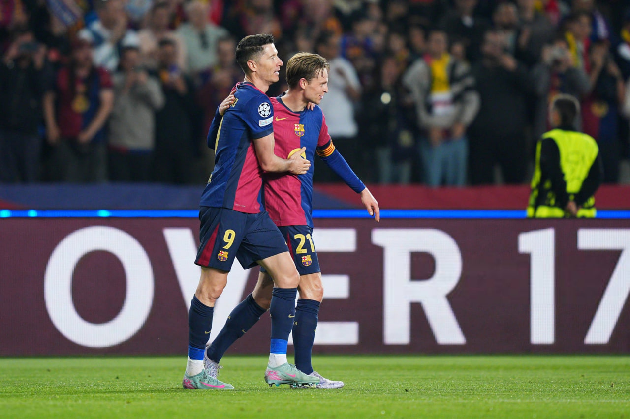 روبرت لواندوفسکی مهاجم لهستانی و فرنکی دی یونگ هافبک هلندی در زمین - بارسلونا