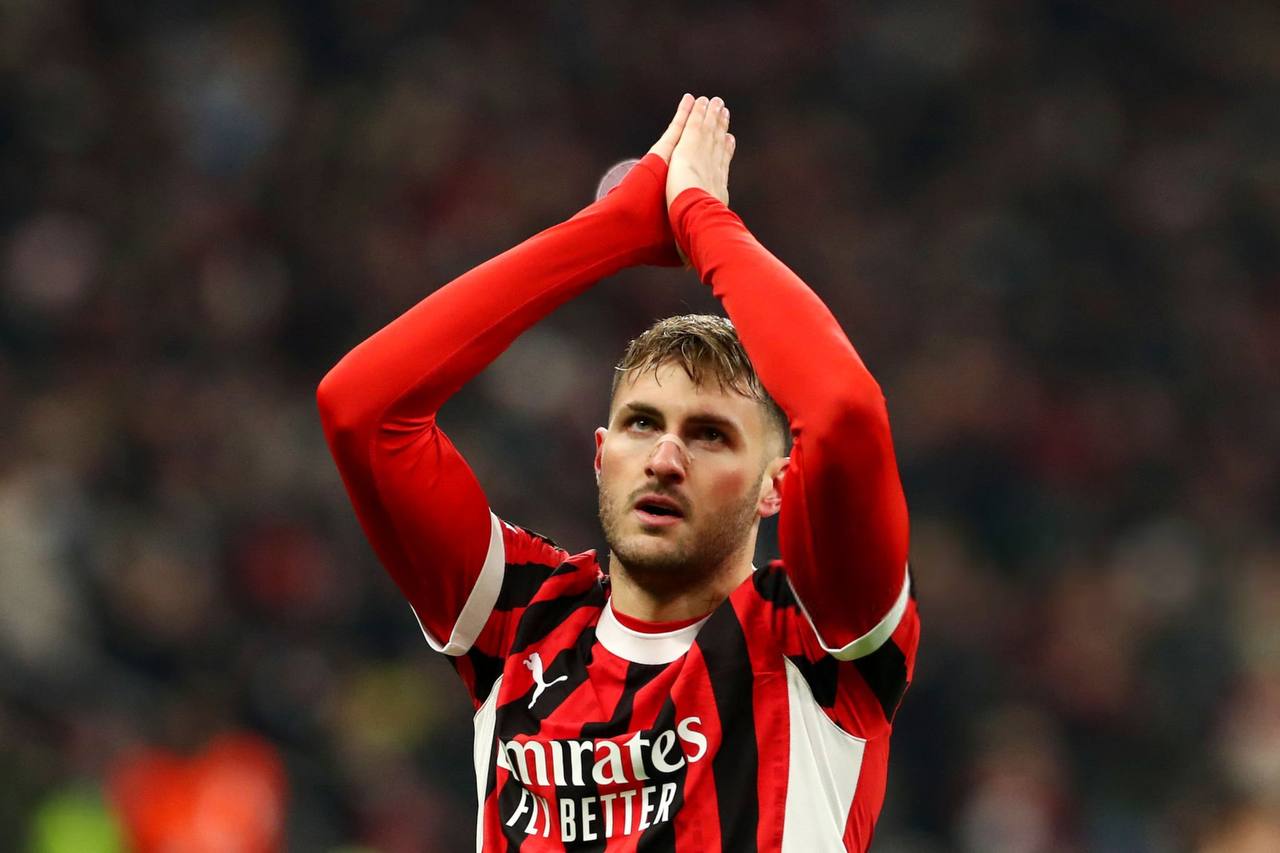 سانتیاگو خیمنز مهاجم مکزیکی در زمین - میلان