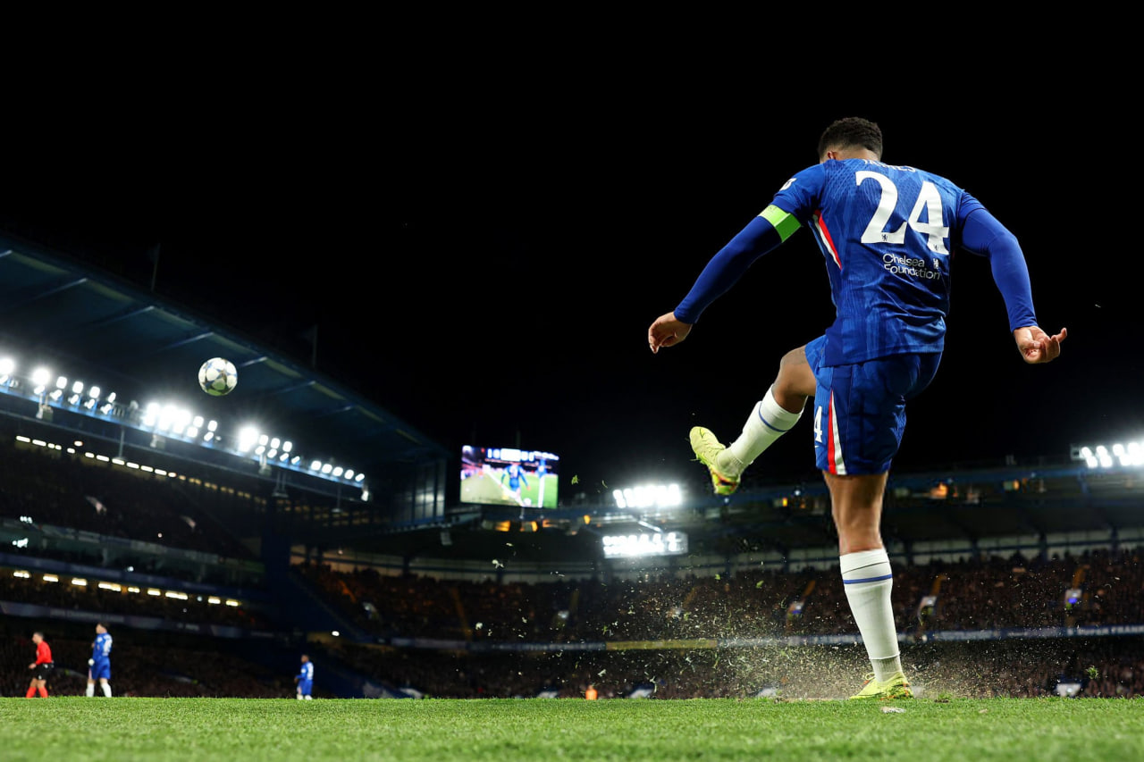 ریس جیمز، مدافع راست چلسی در حال ارسال کرنر در بازی با آرسنال 