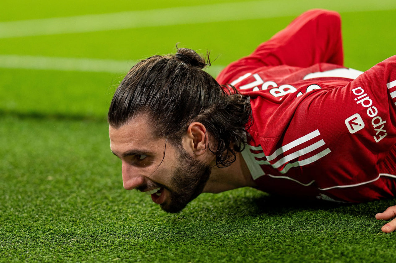 دومینیک سوبوسلای هافبک مجارستانی لیورپول بر روی زمین در جریان بازی با برایتون 