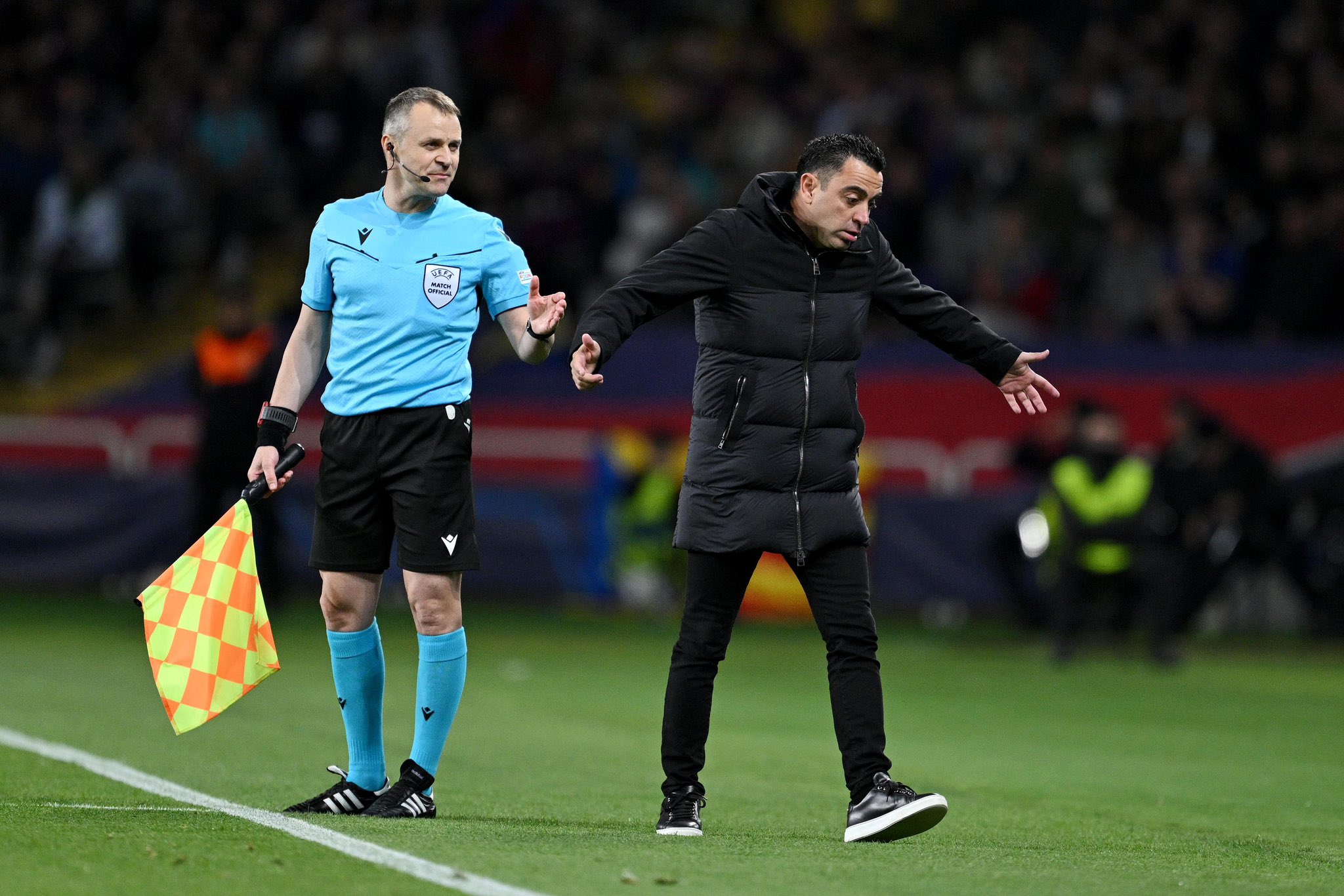 عصبانیت شدید ژاوی از داور پس از پایان بازی بارسلونا - پاری سن ژرمن