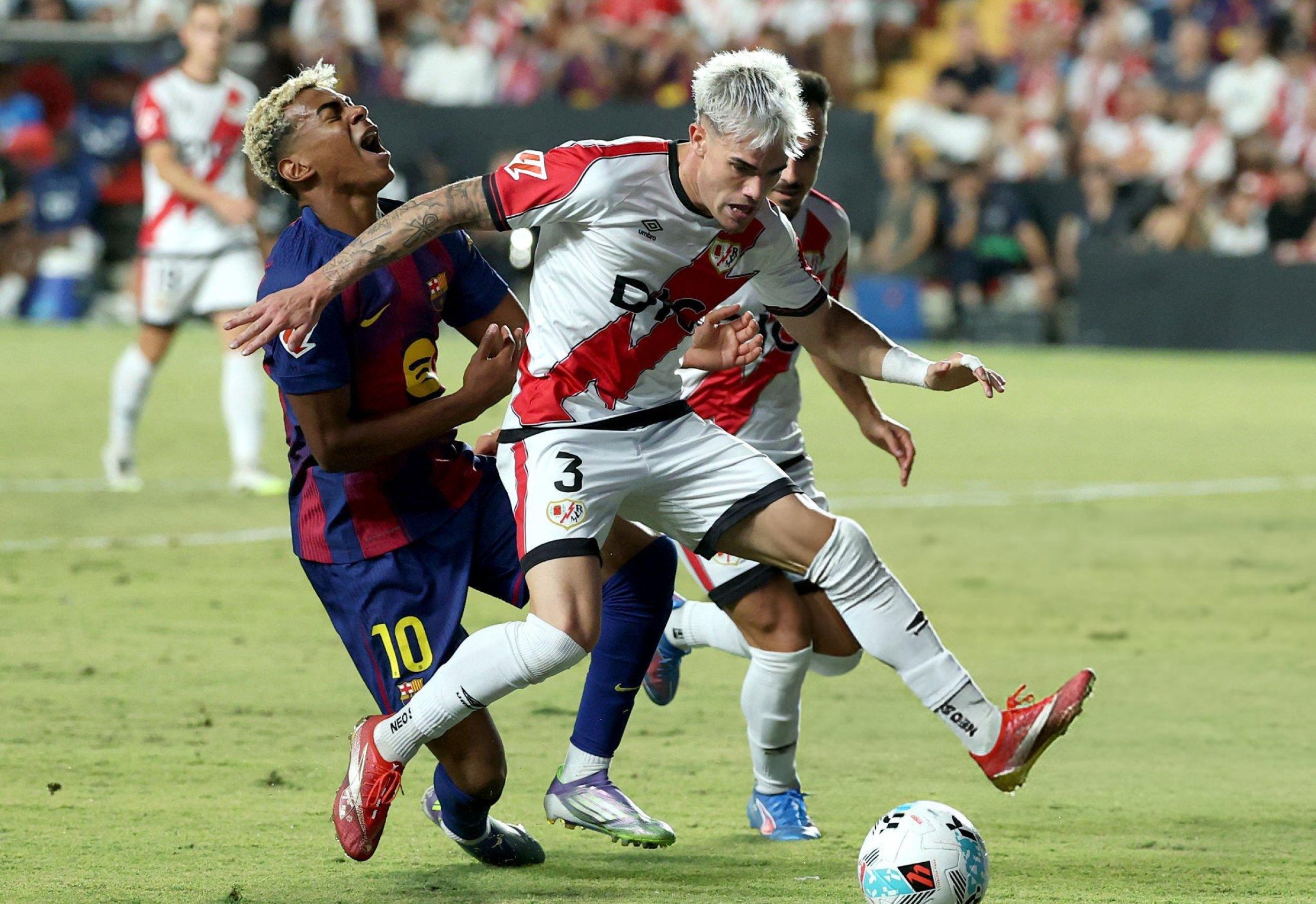 پنالتی جنجالی روی لامین یامال در بازی بارسلونا و رایو وایکانو 