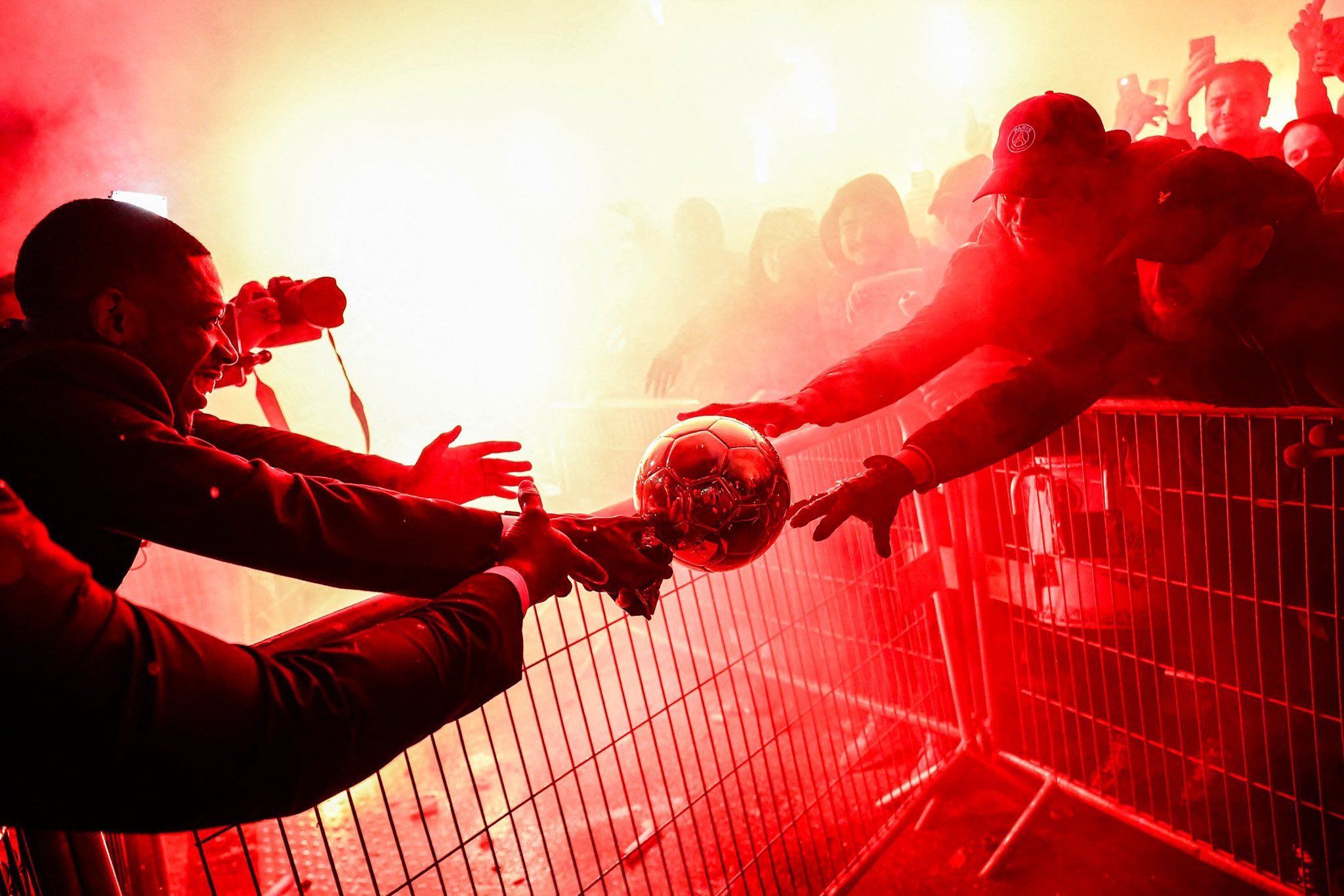 عثمان دمبله و نشان دادن توپ طلای خود به مردم پاریس