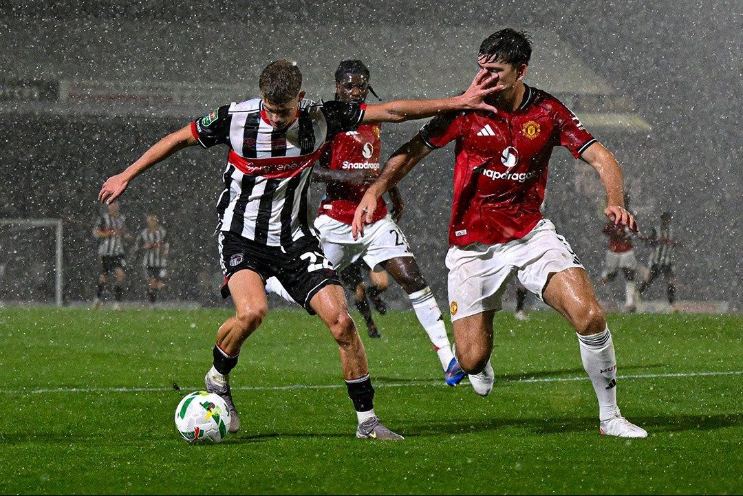 دوئل بازیکن گریزمبی با هری مگوایر پس از حذف منچستریونایتد از لیگ کاپ 