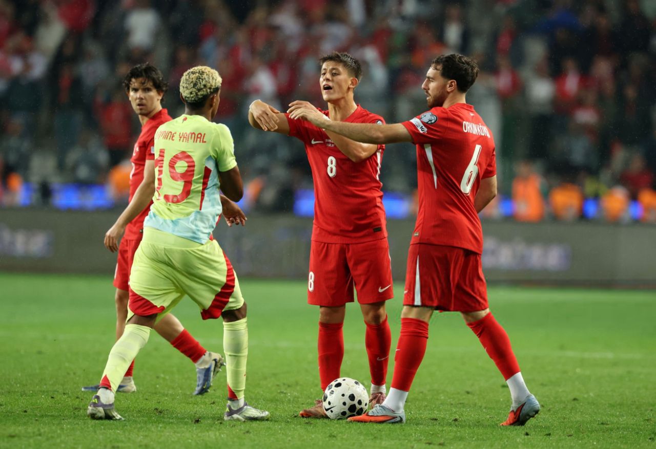 درگیری لامین یامال و آردا گولر در بازی ترکیه و اسپانیا 