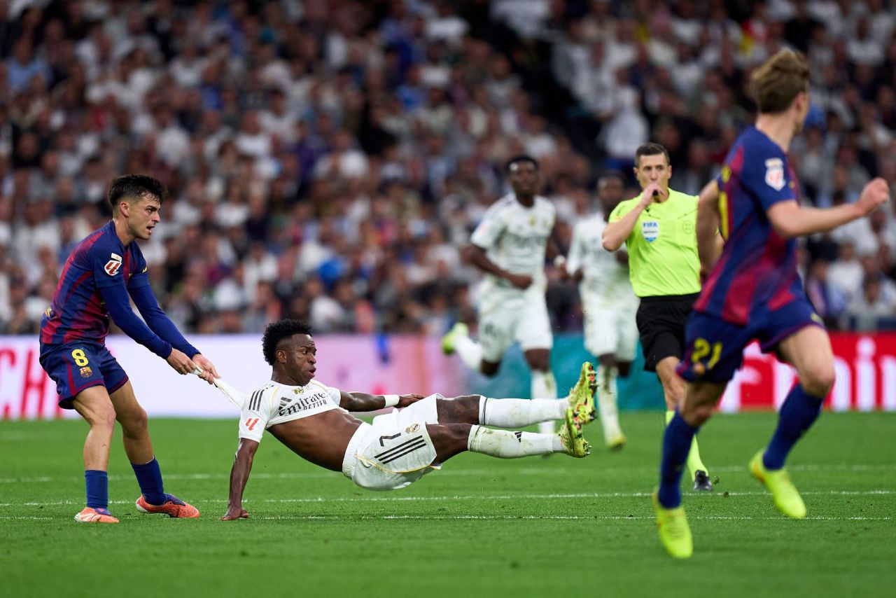 خطای جنجالی پدری روی وینیسیوس در بازی رئال مادرید و بارسلونا در ال کلاسیکو 