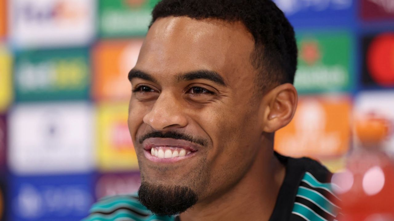 رایان خرافنبرخ بازیکن لیورپول در کنفرانس مطبوعاتی 