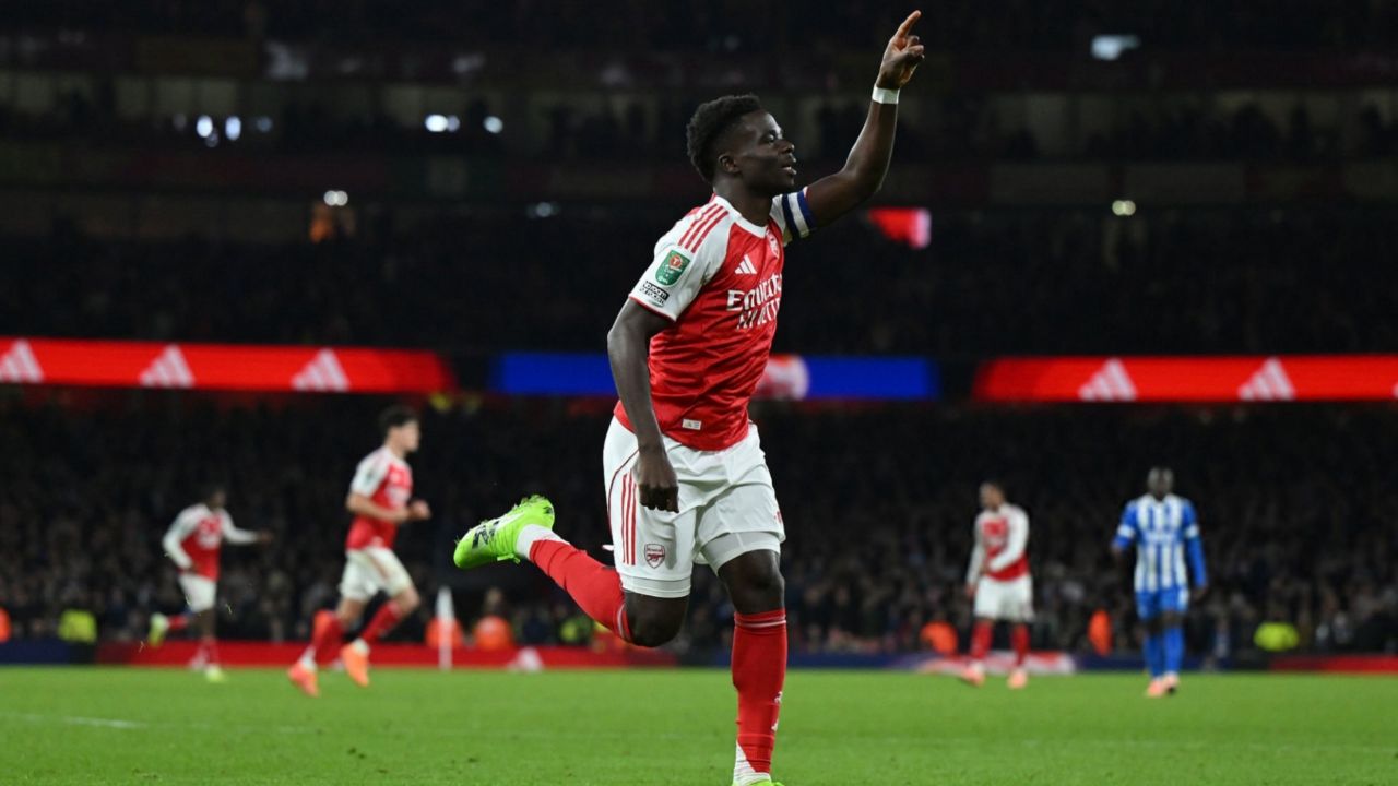 خوشحالی بوکایو ساکا، مهاجم آرسنال پس از گلزنی مقابل برایتون در لیگ کاپ