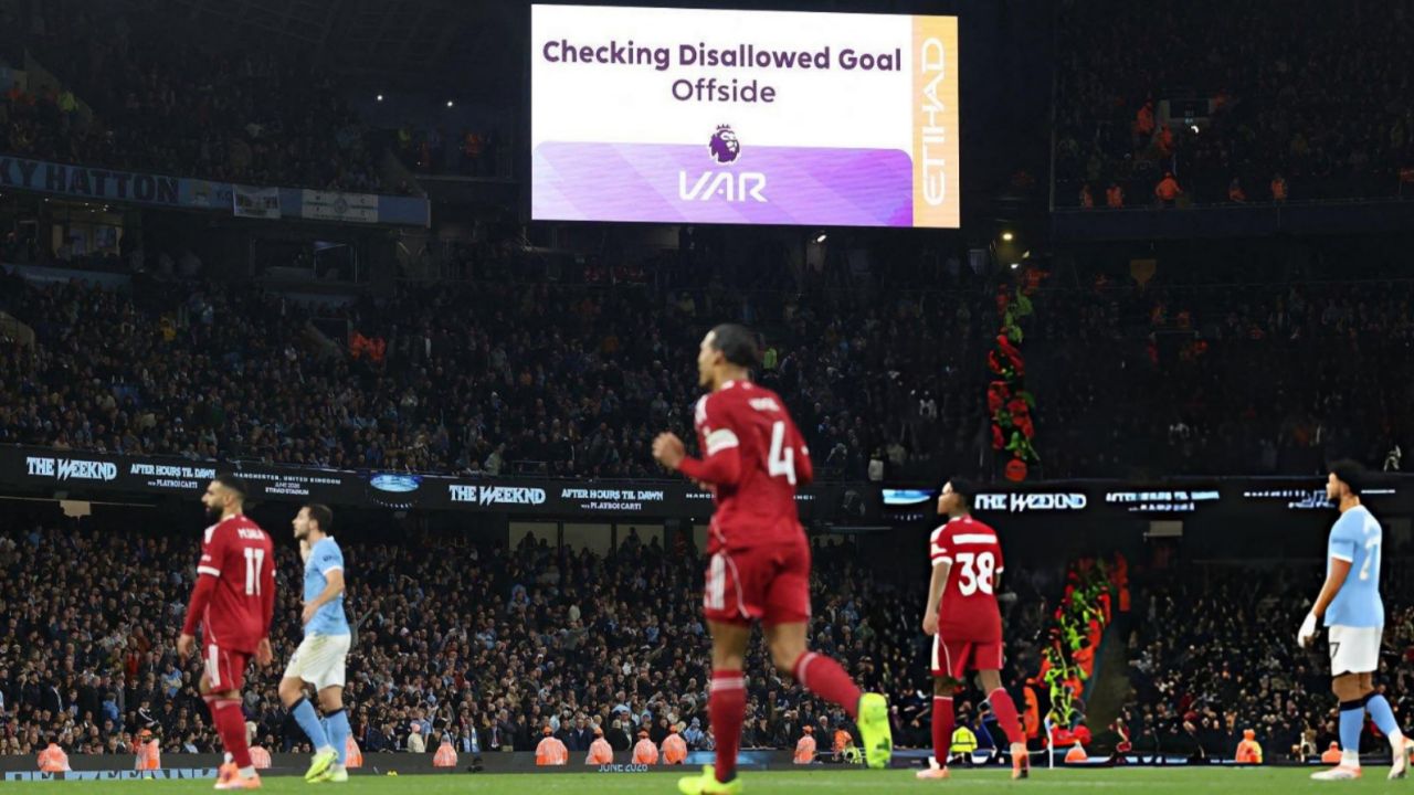 ویرجیل فن دایک، مدافع لیورپول در کنار تابلوی اسکوربورد ورزشگاه 