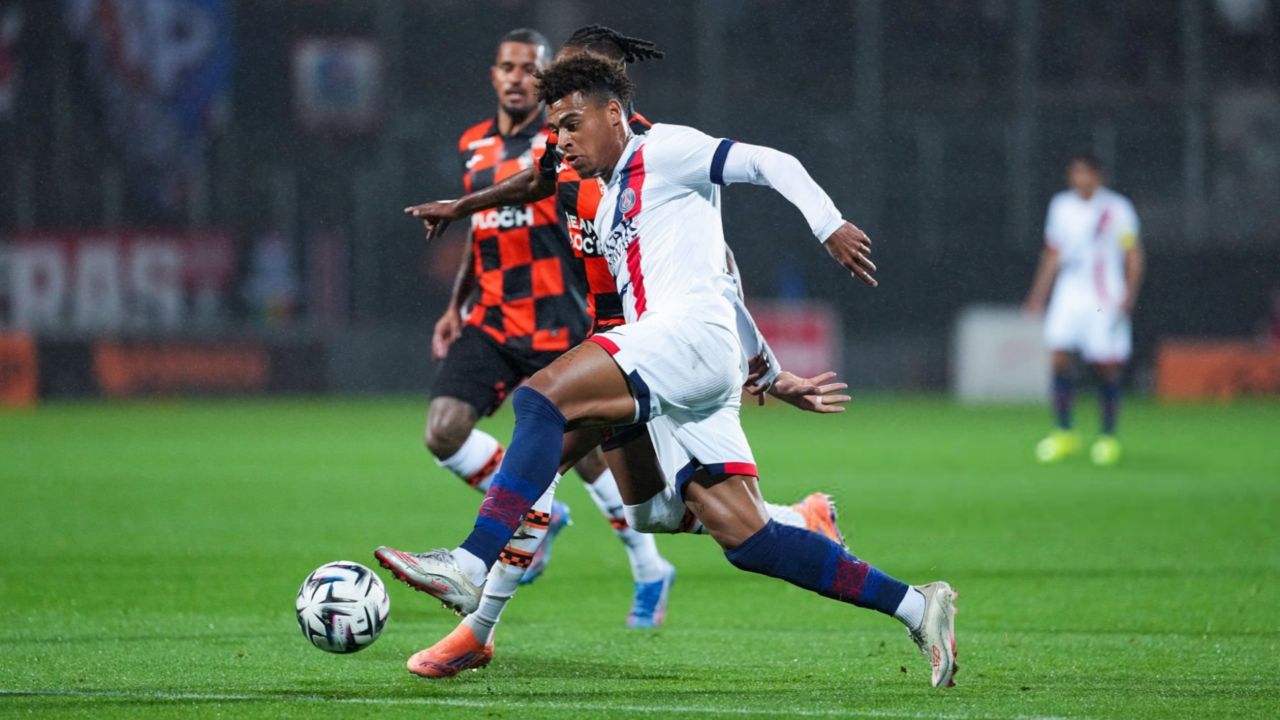 دزیره دوئه با پیراهن پاری سن ژرمن برابر لوریان