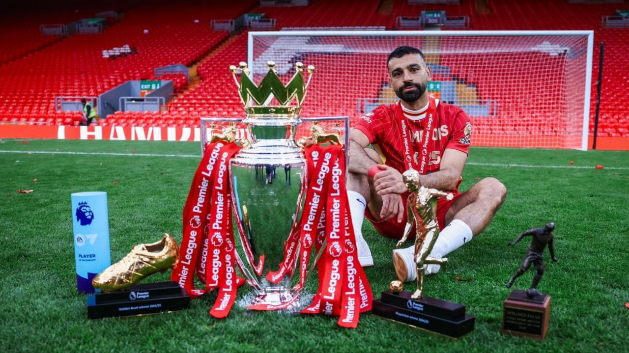 محمد صلاح محمد صلاح، مهاجم مصری لیورپول در کنار جوایز انفرادی فصل ۲۵-۲۰۲۴