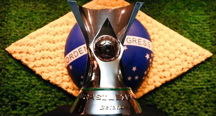 کاپ سری آ برزیل در کنار پرچم این کشور